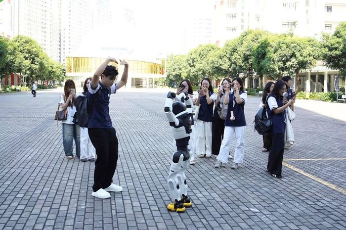 Từng cử chỉ bước đi, nghiêng đầu hay mô phỏng động tác người của robot (AI Humanoid) đều gây thích thú cho các bạn trẻ. Ảnh: THH Holdings