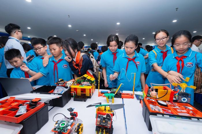 Học sinh Phenikaa hào hứng trải nghiệm, tìm hiểu robot. Ảnh: Phenikaa