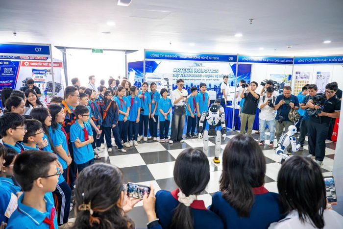Khu vực trình diễn robot hình người (AI Humanoid) của Tập đoàn THH Holdings. Ảnh: Lê Minh Sơn