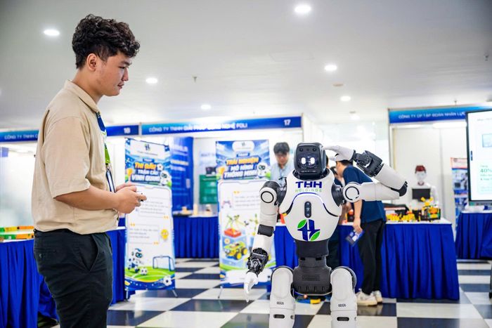 Robot hình người ứng dụng AI của Tập đoàn THH Holdings. Ảnh: Lê Minh Sơn