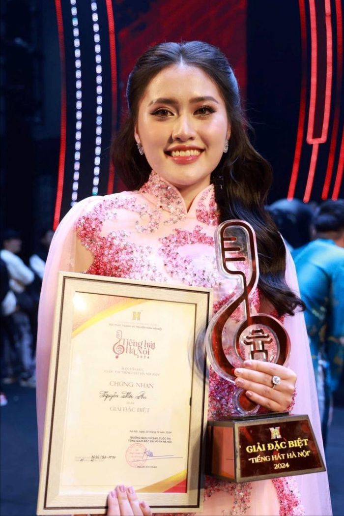Ca sĩ Mộc An hạnh phúc khi giành giải Đặc biệt Tiếng hát Hà Nội 2024. Ảnh: Nhân vật cung cấp