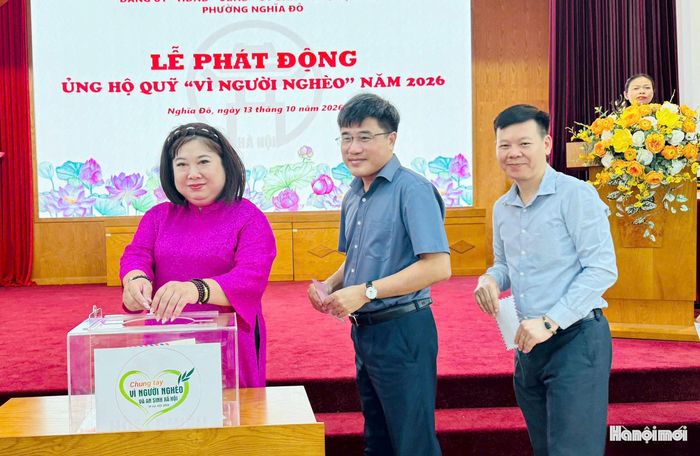 Lãnh đạo, cán bộ Ủy ban MTTQ và UBND phường tham gia ủng hộ Quỹ “Vì người nghèo”. Ảnh: MT