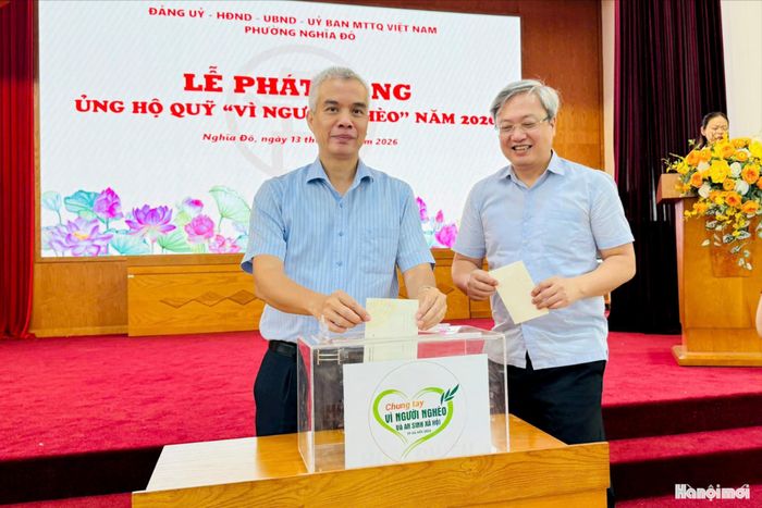 Bí thư Đảng ủy phường Nghĩa Đô Nguyễn Hồng Sơn và Chủ tịch UBND phường Đỗ Việt Hưng tham gia ủng hộ Quỹ “Vì người nghèo”. Ảnh: MT