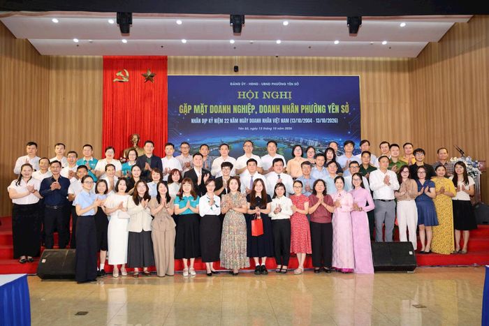 Nhân dịp này, UBND phường Yên Sở đã biểu dương, khen thưởng 20 doanh nghiệp, hộ kinh doanh tiêu biểu, xuất sắc. Ảnh: Thái Phương