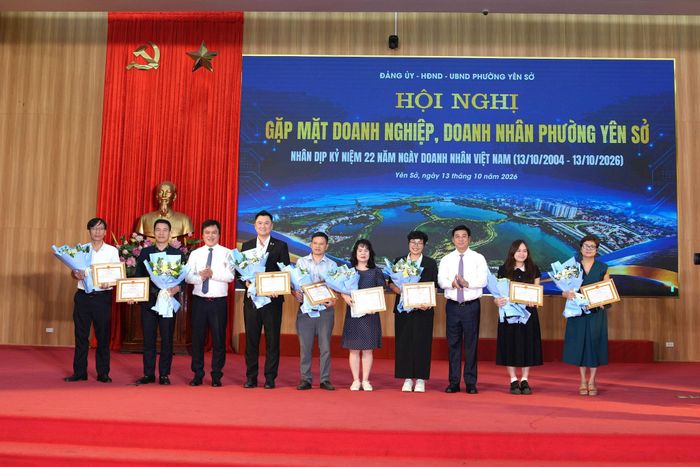 Bí thư Đảng ủy phường Yên Sở Nguyễn Minh Tâm và Chủ tịch UBND phường Vũ Tuấn Đạt trao khen thưởng cho các doanh nghiệp, hộ kinh doanh tiêu biểu, xuất sắc. Ảnh: Thái Phương