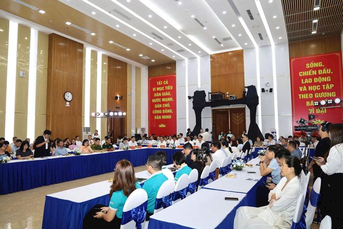 Tăng cường đối thoại, đồng hành tháo gỡ khó khăn cho doanh nghiệp. Ảnh: Thái Phương