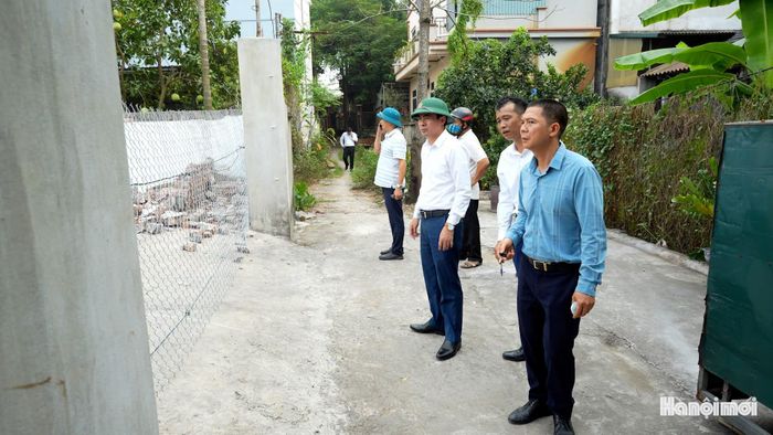 Chiều ngày 12/10, đoàn công tác của xã Dương Hòa do ông Lê Đức Phóng, Chủ tịch UBND xã vẫn kiên trì vận động từng trường hợp vi phạm tự giác khắc phục. Ảnh: Trung tâm dịch vụ tổng hợp xã Dương Hòa.