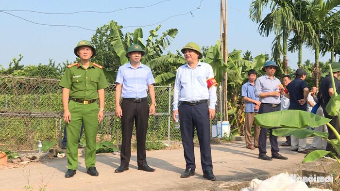 Lãnh đạo UBND và Công an xã Dương Hòa chỉ đạo cưỡng chế tại hiện trường. Ảnh: Thái Trọng.