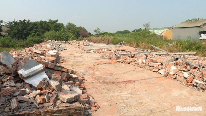 Hộ gia đình ông Nguyễn Tiến Hoàn tại thôn Dương Liễu 4, xã Dương Hòa tự giác tháo dỡ công trình vi phạm. Ảnh: Thái Trọng.