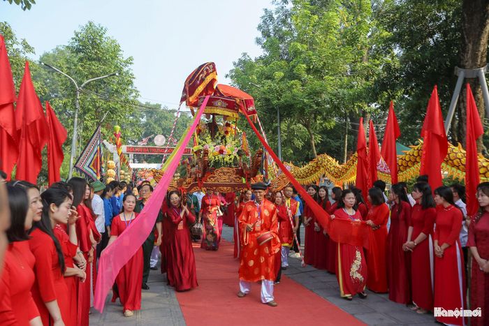 Vào cuối năm 39 - đầu năm 40 (sau Công nguyên), trước cảnh đất nước bị nhà Đông Hán đô hộ hà khắc, Trưng Trắc cùng em gái Trưng Nhị đã giương cao ngọn cờ tụ nghĩa, chủ trì lễ tế cáo trời đất và lập Đàn thề tại bãi Trường Sa (nay là cánh đồng trước cửa Đền Hát Môn). Lời thề non nước thiêng liêng: "Một xin rửa sạch nước thù / Hai xin đem lại nghiệp xưa họ Hùng / Ba kẻo oan ức lòng chồng / Bốn xin vẹn vẹn sở công lênh này" đã trở thành bản anh hùng ca bất diệt của dân tộc.
