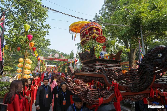 Toàn cảnh không khí trang nghiêm tại Di tích Quốc gia đặc biệt đền Hát Môn trong ngày diễn ra Lễ kỷ niệm 1986 năm Ngày Hai Bà Trưng hội quân, lập Đàn thề, tế cờ khởi nghĩa (4-9 Âm lịch). Đây là sự kiện có ý nghĩa lịch sử sâu sắc, thu hút đông đảo cán bộ, nhân dân và du khách thập phương về tham dự