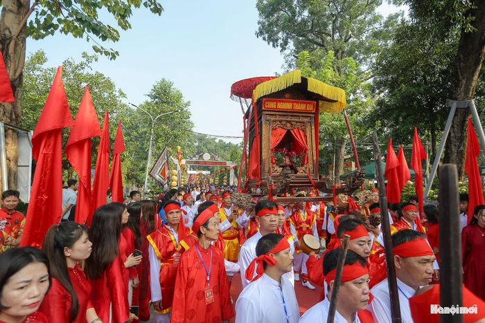 Đền Hát Môn được khởi dựng ngay sau khi Hai Bà Trưng hóa thân vào cõi vĩnh hằng. Đền đã được Nhà nước xếp hạng Di tích lịch sử cấp Quốc gia năm 1964, công nhận Di tích Quốc gia đặc biệt năm 2013 và Lễ hội đền Hát Môn được đưa vào Danh mục di sản văn hóa phi vật thể quốc gia năm 2016. Năm 2024, đền Hát Môn vinh dự được công nhận là Điểm du lịch cấp Thành phố.