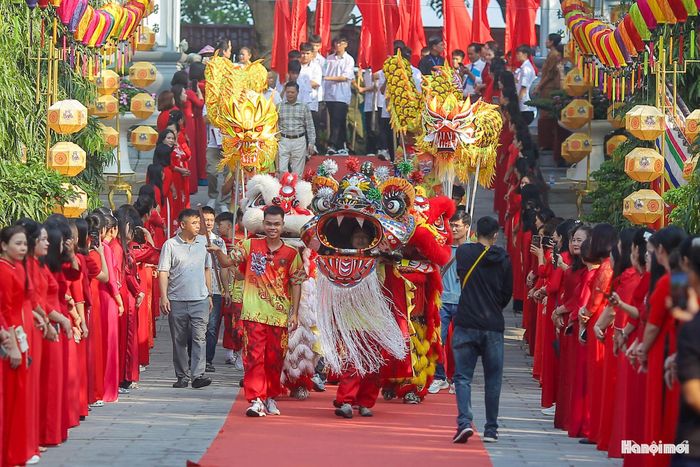 Mở đầu đại lễ rước kiệu là khối nghi lễ trang nghiêm mang cờ hồng kỳ, đội trống nhạc lễ và đội múa Lân - Sư - Rồng. Âm thanh trống hội, chập chõa vang rền tái hiện khí thế oai hùng của nghĩa binh năm xưa hội tụ về Hát Giang. Theo quan niệm dân gian, Lân - Sư - Rồng đại diện cho sức mạnh phi thường, sự thịnh vượng và chính nghĩa trấn áp điều xấu, mang lại may mắn cho nhân dân.