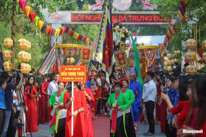 Trong suốt tiến trình lịch sử dân tộc, mảnh đất Hát Môn luôn gắn liền với tên tuổi và chiến công hiển hách của Hai Bà Trưng. Chọn cửa sông Hát làm căn cứ với địa thế hiểm yếu “Sông sâu làm cứ, rừng xanh làm nhà", Hai Bà Trưng đã hội quân, lập Đàn thề, tế trời đất trước khi ra trận và sau này cũng chọn nơi đây để tuẫn tiết về với cõi bất tử. Ngày 4-9 âm lịch hằng năm đã trở thành ngày đại lễ tưởng niệm sâu sắc của nhân dân Hát Môn và du khách thập phương.
