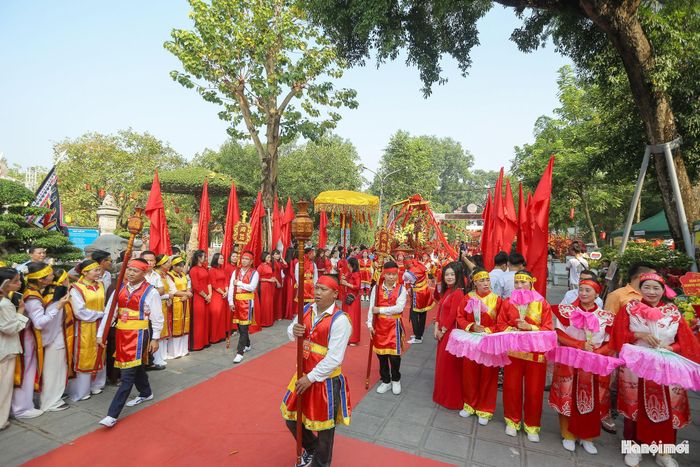 Hằng năm, tại di tích đền Hát Môn diễn ra 3 kỳ lễ hội lớn: Lễ cúng giỗ Hai Bà (6-3 Âm lịch), Đại lễ hội quân tế cờ (4-9 Âm lịch) và Đại lễ mừng chiến thắng (24 tháng Chạp).