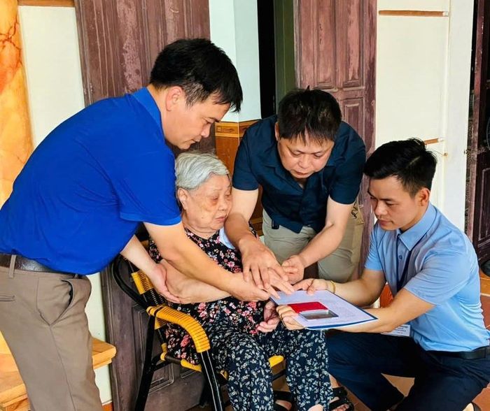 Người cao tuổi, người có công, người có hoàn cảnh khó khăn và các trường hợp mà khả năng tiếp cận công nghệ hạn chế... là những đối tượng được mô hình Dịch vụ công lưu động ưu tiên phục vụ. Ảnh: Lương Giang
