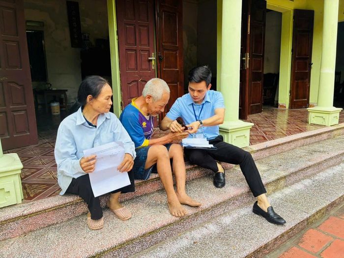 Thành viên Tổ công tác Dịch vụ hành chính công lưu động đi tận ngõ, gõ tận nhà hỗ trợ người dân. Ảnh: Lương Giang