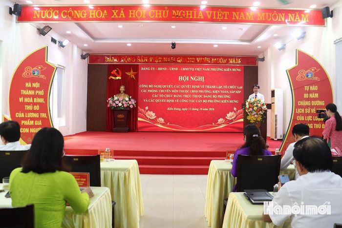 Bí thư Đảng ủy, Chủ tịch HĐND phường Nguyễn Tiến Quyết phát biểu giao nhiệm vụ. Ảnh: Tuấn Điệp