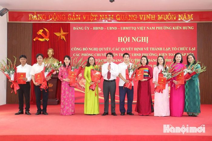 Đồng chí Nguyễn Tiến Quyết, Bí thư Đảng ủy, Chủ tịch HĐND phường tặng hoa chúc mừng các chi bộ mới thuộc phường Kiến Hưng. Ảnh: Tuấn Điệp