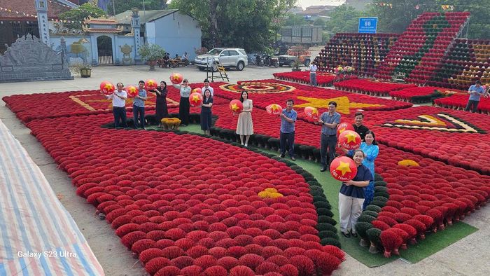Ứng Thiên có nhiều sản phẩm gắn với nghề truyền thống và đời sống nông thôn như hương, tăm hương, sản phẩm rèn, mây tre đan, nông sản và thực phẩm chế biến.