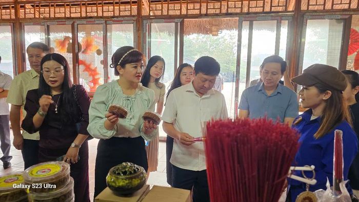 Đoàn kiểm tra của Ban Chỉ đạo Cuộc vận động “Người Việt Nam ưu tiên dùng hàng Việt Nam” thành phố Hà Nội làm việc với xã Ứng Thiên và khảo sát điểm du lịch làng nghề tăm hương Quảng Phú Cầu