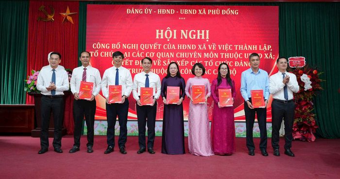 Các đồng chí lãnh đạo xã trao quyết định cho các Chi bộ. Ảnh: PV
