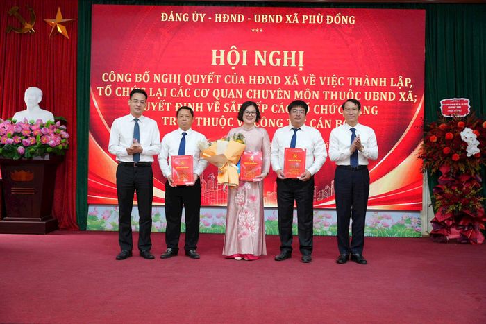 Các đồng chí lãnh đạo xã Phù Đổng trao quyết định về công tác cán bộ tại phòng Nội vụ - Tư pháp. Ảnh Nguyễn Sơn
