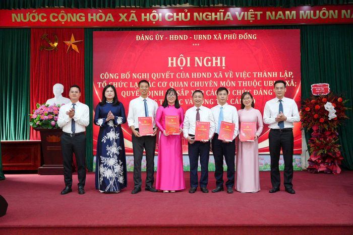 Các đồng chí lãnh đạo xã trao quyết định thành lập Đảng bộ trường THPT Yên Viên trực thuộc Đảng ủy xã Phù Đổng gồm 40 đảng viên. Ảnh PV