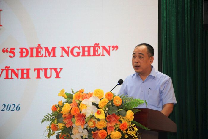 Phó Chủ tịch UBND phường Vĩnh Tuy Lê Hoàng Đức trình bày báo cáo kết quả giải quyết "5 điểm nghẽn" trong 9 tháng đầu năm 2026. Ảnh: Việt Thắng