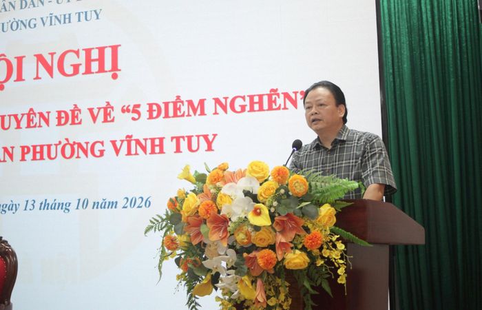 Chủ tịch UBND phường Vĩnh Tuy Vũ Văn Hoạt tiếp thu, trao đổi làm rõ các kiến nghị và khó khăn vướng mắc tại cơ sở. Ảnh: Việt Thắng