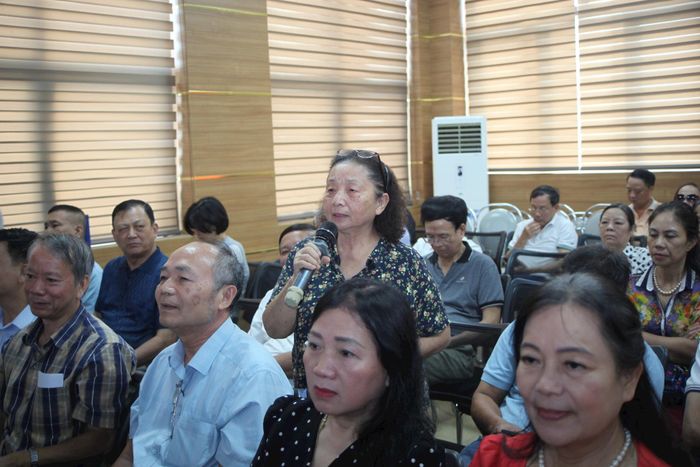 Đại diện cử tri tổ dân phố đóng góp ý kiến, phản ánh các vấn đề dân sinh bức xúc tại hội nghị. Ảnh: Việt Thắng