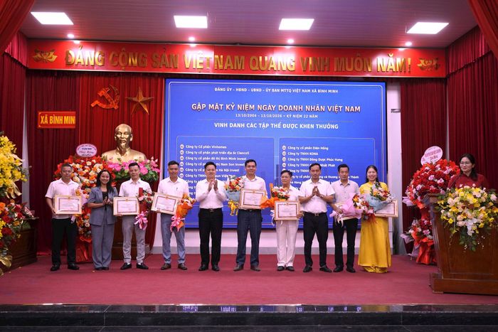 Xã Bình Minh tôn vinh các doanh nghiệp có đóng góp tích cực cho địa phương. Ảnh: Đinh Luyện