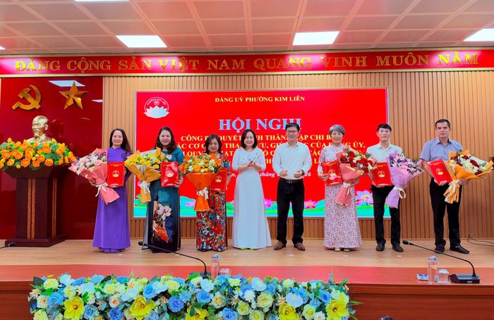 Lãnh đạo phường Kim Liên trao quyết định cho các chi bộ. Ảnh: PV