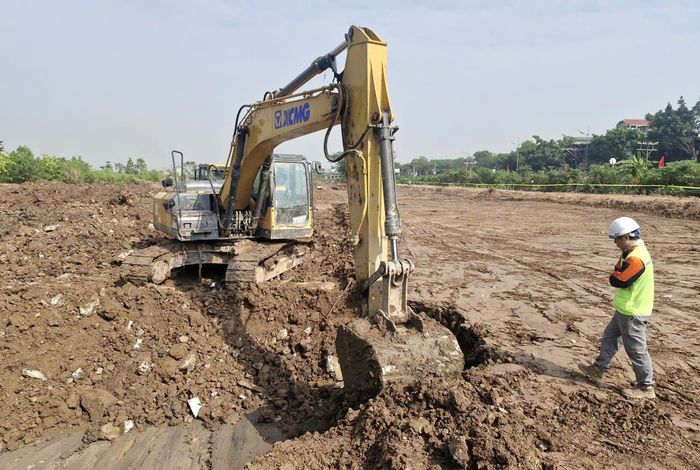 Tại những vị trí đã bàn giao mặt bằng sạch đoạn qua xã Phú Xuyên, chủ đầu tư đang tập trung triển khai thi công Dự án Trục không gian Quốc lộ 1A.