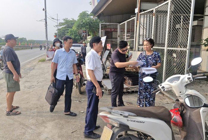 Đại diện các cơ quan, đơn vị liên quan ở xã Phú Xuyên kiểm kê và tuyên truyền, giải thích với người dân về các chính sách bồi thường, hỗ trợ giải phóng mặt bằng Dự án Trục không gian Quốc lộ 1A