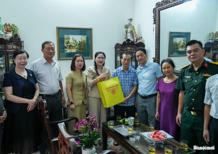 Bí thư Đảng uỷ phường Ngọc Hà Đỗ Thị Lan Hương thăm hỏi, tặng quà gia đình Thiếu tướng Nguyễn Văn Nghinh. Ảnh: Duy Khánh
