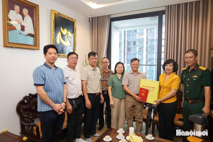 Phó Bí thư Thường trực Đảng ủy, Chủ tịch HĐND phường Ngọc Hà Đỗ Thị Duy Nhiên thăm hỏi, tặng quà gia đình Trung tướng Nguyễn Đăng Sáp. Ảnh: Duy Khánh