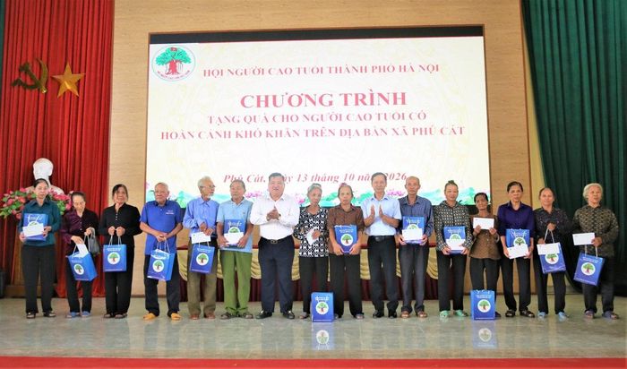 Lãnh đạo Hội Người cao tuổi thành phố Hà Nội và xã Phú Cát trao tặng quà người cao tuổi hoàn cảnh khó khăn. Ảnh: Thanh Hà