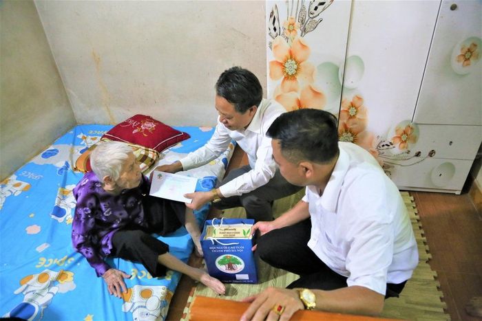 Lãnh đạo Hội Người cao tuổi thành phố Hà Nội và xã Phú Cát trao tặng quà cụ Hoàng Thị Sửu. Ảnh: Thanh Hà