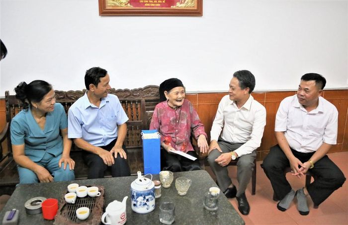 Lãnh đạo Hội Người cao tuổi thành phố Hà Nội và xã Phú Cát trao tặng quà cụ Ngô Thị Nghĩa. Ảnh: Thanh Hà