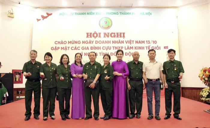 Những cựu TNXP Thủ đô làm kinh tế giỏi gặp mặt trao đổi, chia sẻ kinh nghiệm nhân Ngày Doanh nhân Việt Nam. Ảnh: Nguyệt Ánh