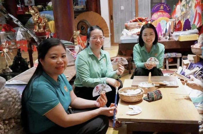 Đồng chí Phạm Hải Hoa, Phó Chủ tịch Ủy ban MTTQ Việt Nam thành phố, Chủ tịch Hội Nông dân thành phố Hà Nội (ngồi giữa) tại Không gian trưng bày quạt Chàng Sơn của gia đình cựu TNXP Nguyễn Thị Tuấn. Ảnh: PV