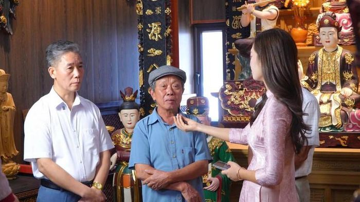 Nghệ nhân Nguyễn Tuấn Tâm chia sẻ về nghề sơn tạc tượng. Ảnh: Tiến Thành