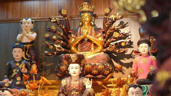 Những pho tượng qua bàn tay người thợ Vũ Lăng. Ảnh: Tiến Thành