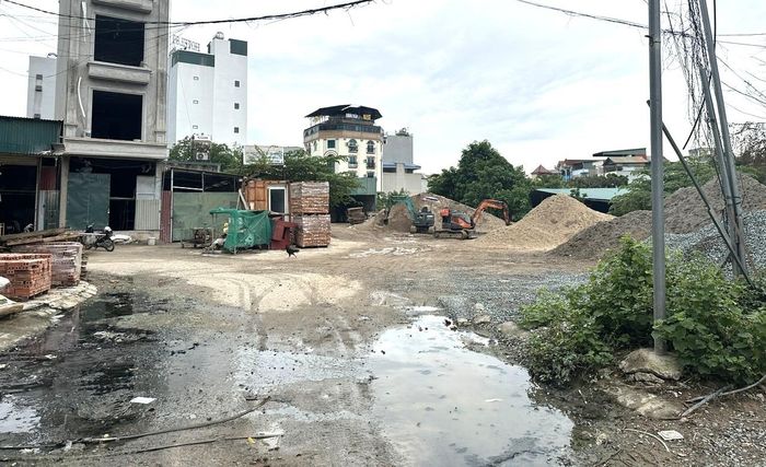 Một điểm tập kết phế thải xây dựng tại khu đất dịch vụ An Thọ gây ảnh hưởng đến cảnh quan, vệ sinh môi trường. Ảnh: NT