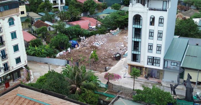 Phế thải xây dựng đổ thành đống tại khu đất dịch vụ An Thọ. Ảnh: NT