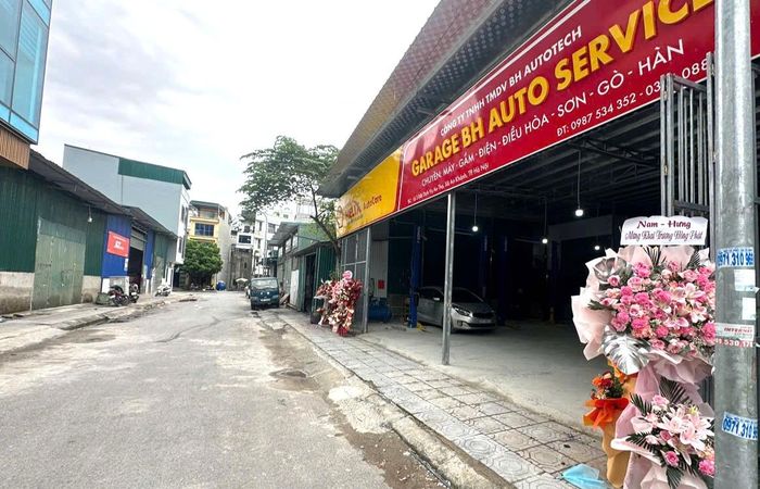 Các xưởng sửa chữa ô tô, nhà xưởng và kho chứa hàng tại khu đất dịch vụ An Thọ cần được kiểm tra về PCCC. Ảnh: NT