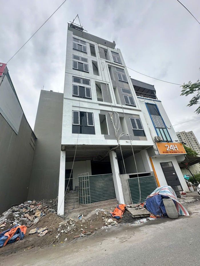 Công trình tại khu đất dịch vụ An Thọ thuộc diện được yêu cầu khắc phục vi phạm, đồng thời có thông báo về việc ngừng cung cấp điện, nước. Ảnh: NT