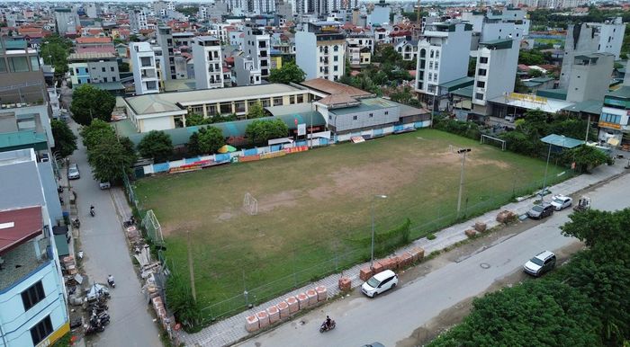 Vật liệu xây dựng tập kết thiếu gọn gàng, lấn ra vỉa hè khu vực sân bóng An Thọ, ảnh hưởng đến không gian dành cho người đi bộ. Ảnh: NT