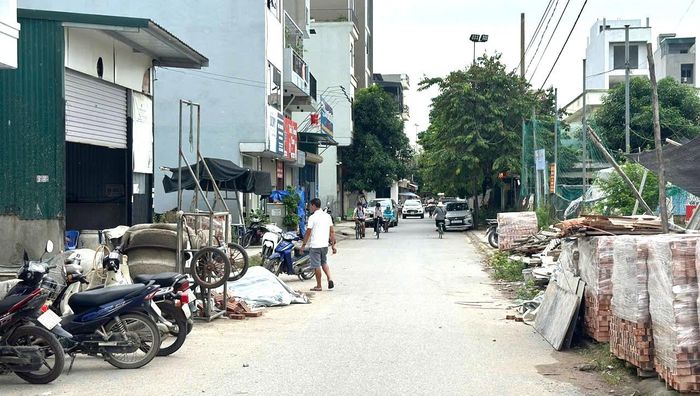 Vỉa hè bị chiếm dụng làm nơi tập kết vật liệu, ảnh hưởng đến mỹ quan và trật tự đô thị. Ảnh: NT